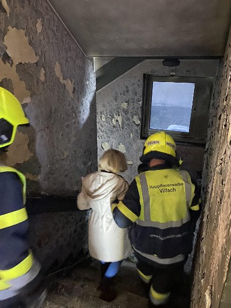 Gefährlicher Brand in Mehrparteienhaus in Villach durch Brandstiftung!? (Bild 5)